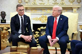 Valkoisessa talossa presidentti Alexander Stubb kehui Yhdysvaltain presidentti Donald Trumpia vuolaasti Gazan rauhansuunnitelman ensimmäisen vaiheen hyväksymisen johdosta. LEHTIKUVA/AFP.