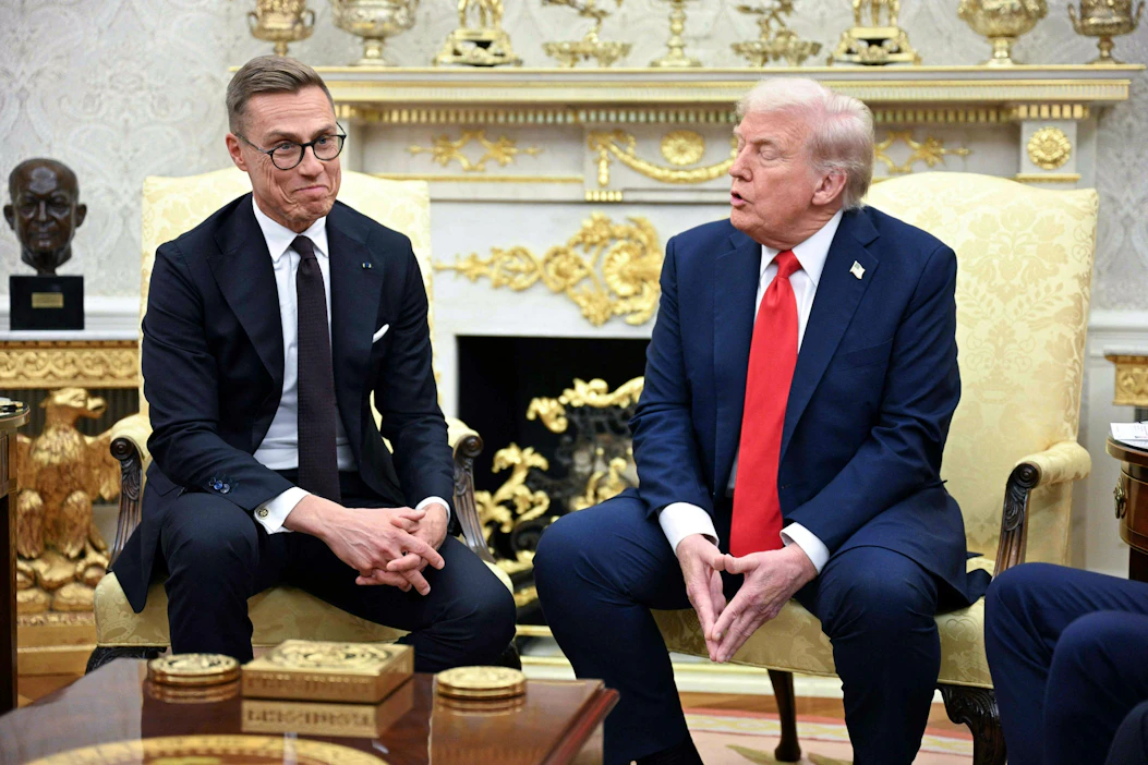 Valkoisessa talossa presidentti Alexander Stubb kehui Yhdysvaltain presidentti Donald Trumpia vuolaasti Gazan rauhansuunnitelman ensimmäisen vaiheen hyväksymisen johdosta. LEHTIKUVA/AFP.