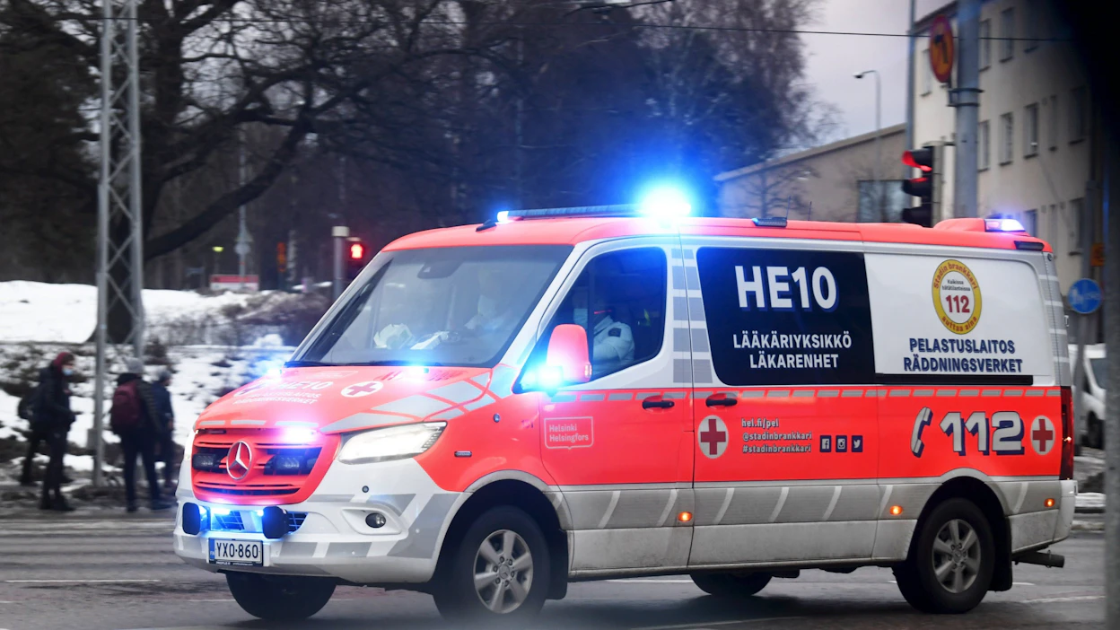 Palomestari Eerik Pudas Arviolta sanoo, että kolmasosa Suomen autoilijoista pistää nykyisin hätävilkun päälle, kun hälytysajossa oleva ajoneuvo ohittaa heidät. LEHTIKUVA/ Vesa Moilanen.