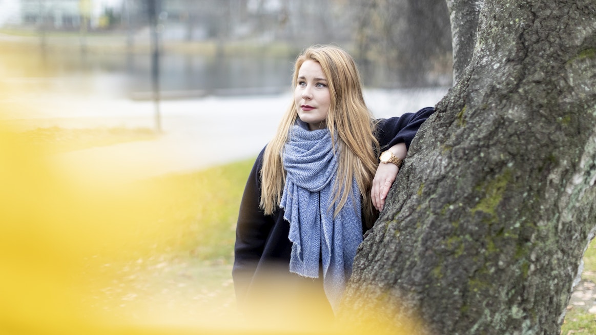 Vihreiden puheenjohtajan sijaisen <strong id="strong-9aae1cb30ba475da26b4072ca9e6869b">Iiris Suomelan</strong> mukaan sunnuntalisien uudistaminen lisäisi kannusteita pitää kahviloita ja ravintoloita auki myös sunnuntaisin.