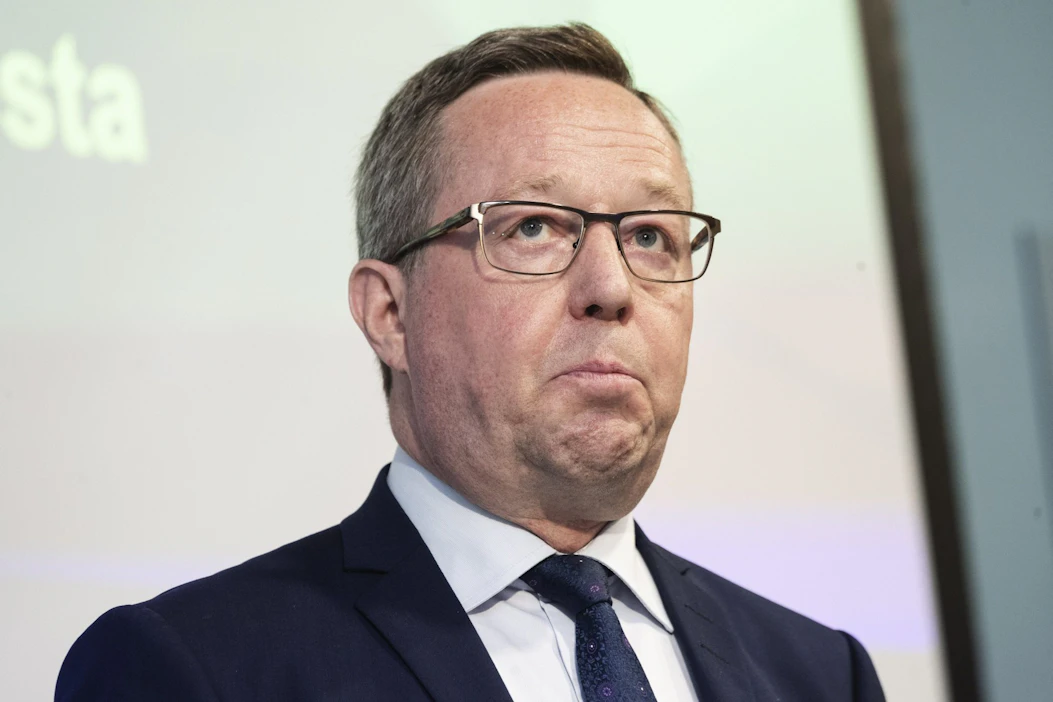Elinkeinoministeri Mika Lintilä (kesk.) katsoo, että sähkön verotuksen laskeminen näkyisi suoraan kuluttajien laskussa. LEHTIKUVA / RONI REKOMAA.