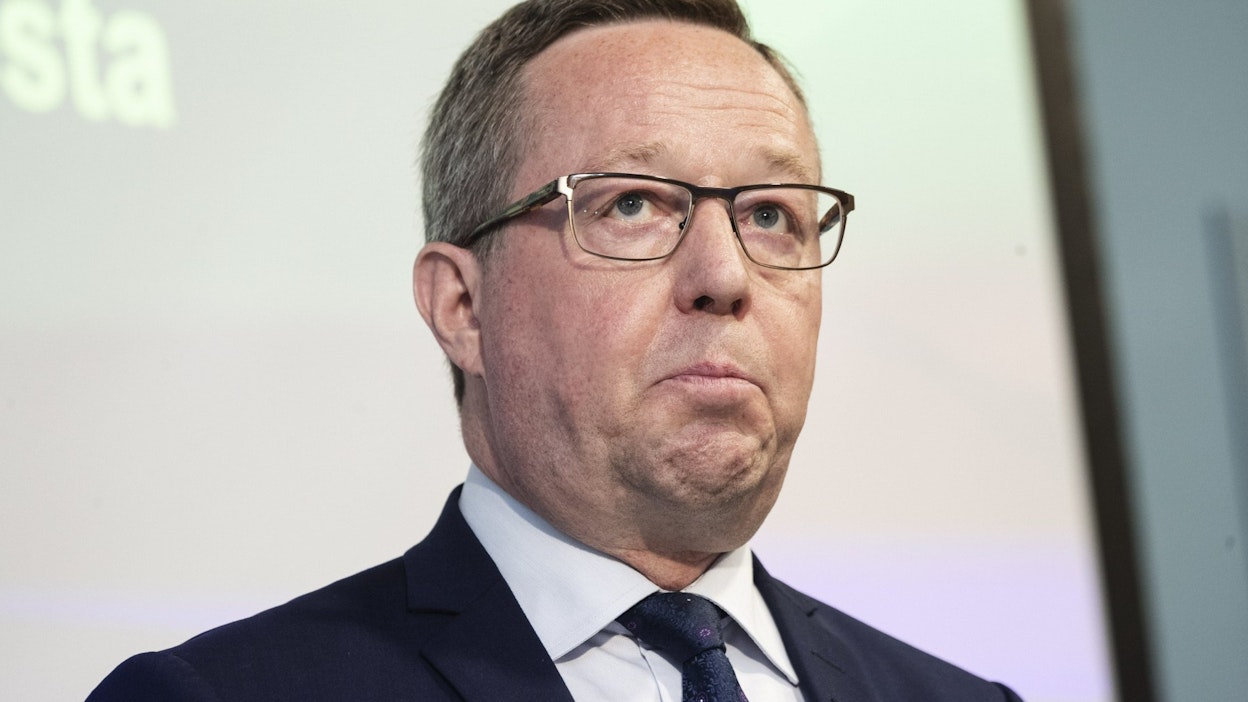 Elinkeinoministeri Mika Lintilä (kesk.) katsoo, että sähkön verotuksen laskeminen näkyisi suoraan kuluttajien laskussa. LEHTIKUVA / RONI REKOMAA.