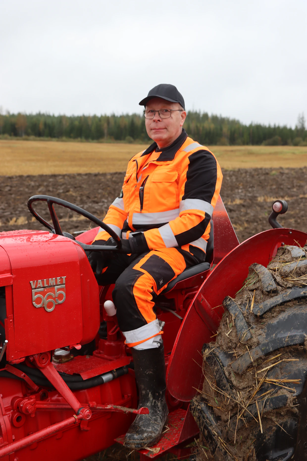 Jari Komun Valmet 565-malli saa voimansa kuusisylinterisestä Mersun moottorista.