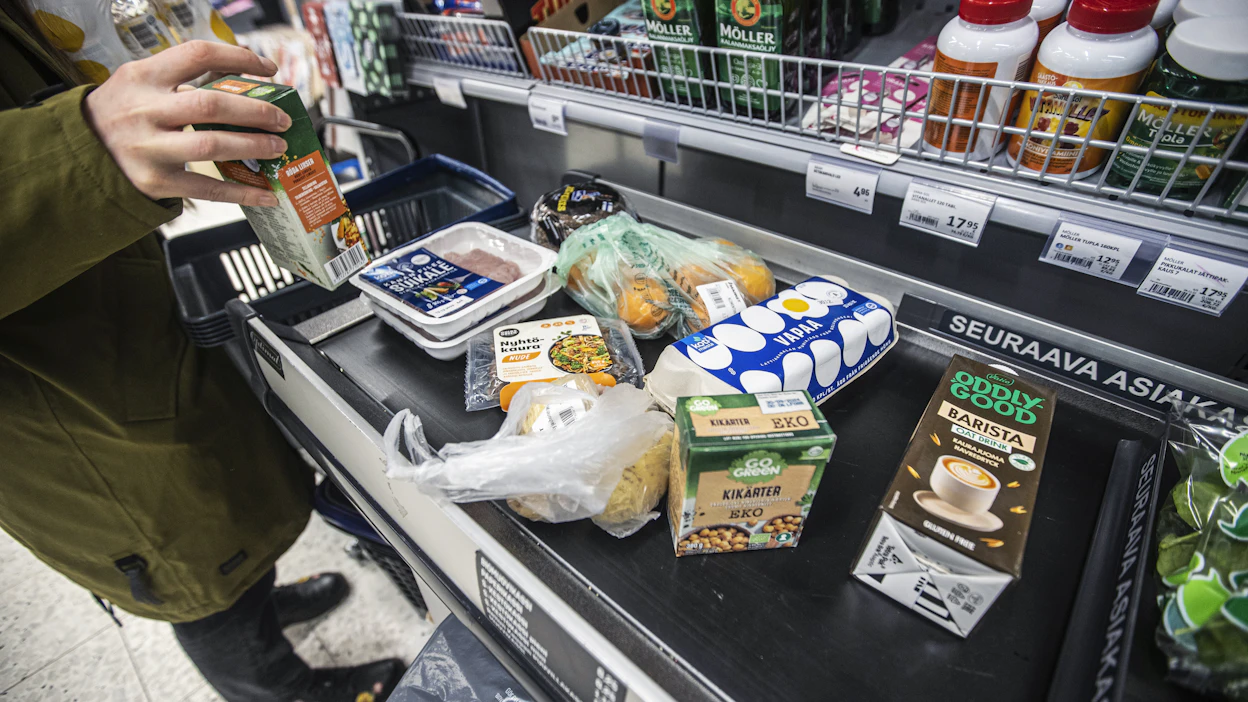 Tänä vuonna ruuan hinta laskee vuositasolla keskimäärin 0,3 prosenttia. Ensi vuonna ruuan hinta nousee yhden prosentin, ennustaa PTT.