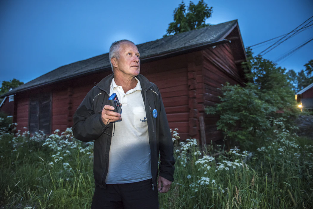 Lepakoiden havaitsemiseen tarvitaan lepakkodetektori, joka muuntaa nahkasiipien ääntelyn ihmiskorvin kuultavaksi.