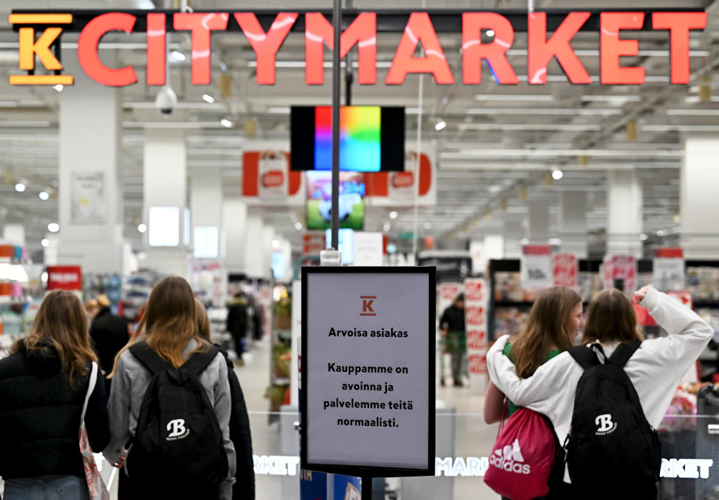 Sovun myötä kaupan alalle julistetut lakot sekä ylityökiellot, vuoronvaihtokiellot ja tilapäisten siirtojen kiellot peruuntuvat. LEHTIKUVA / Vesa Moilanen.