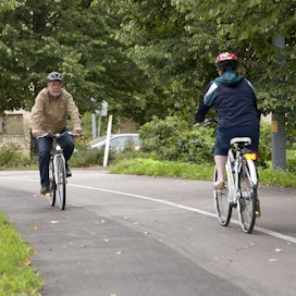 Vaikka ikäihmisille on monia hyötyjä pyöräilystä, siitä voi silti joutua luopumaan aiemmin kuin autolla ajamisesta.