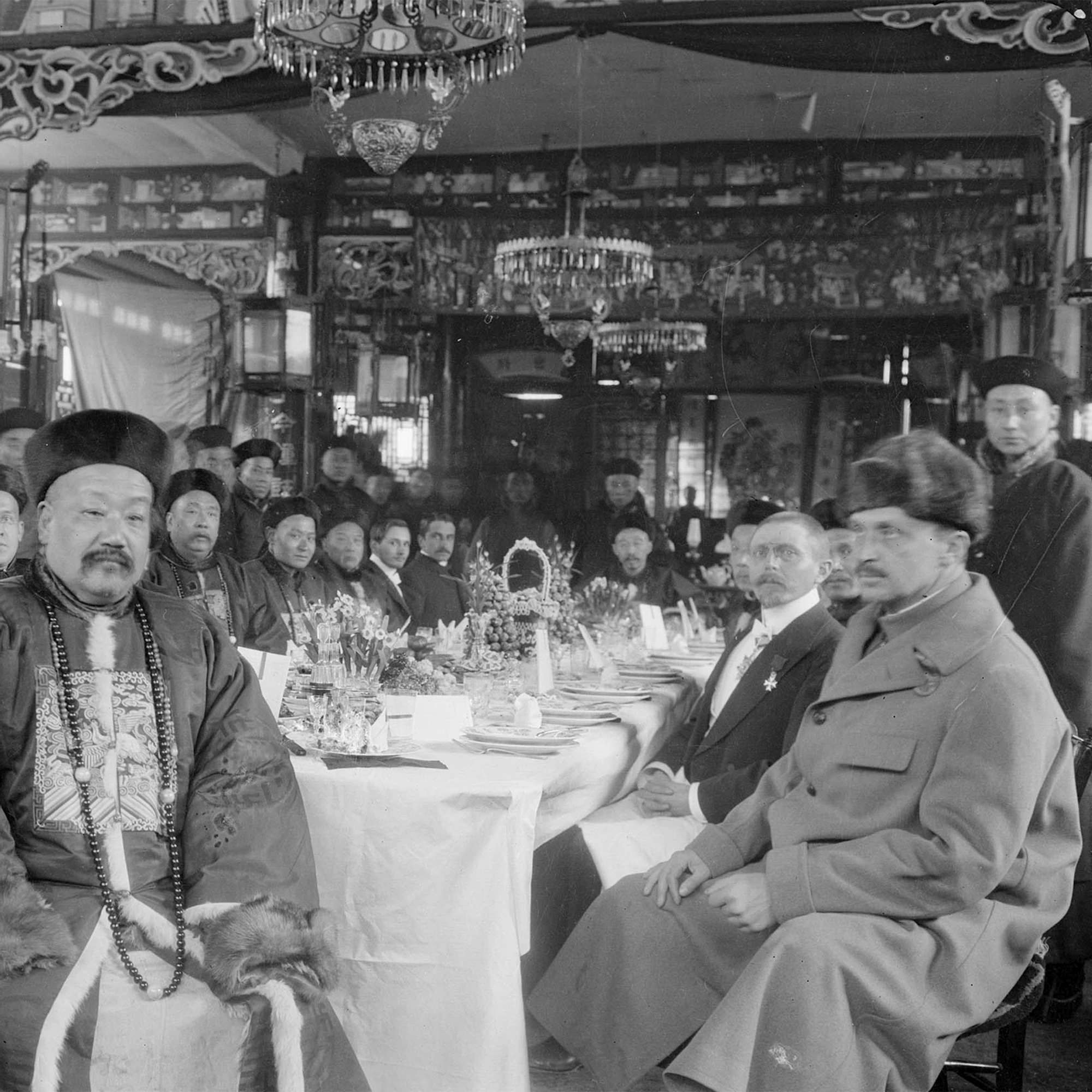 Carl Gustaf Emil Mannerheim Gansun ja Shaanxin maakunnan kenraalikuvernööri Sheng Yunin päivälliskutsuilla Lanzhoun kaupungissa vuoden 1908 maaliskuussa.