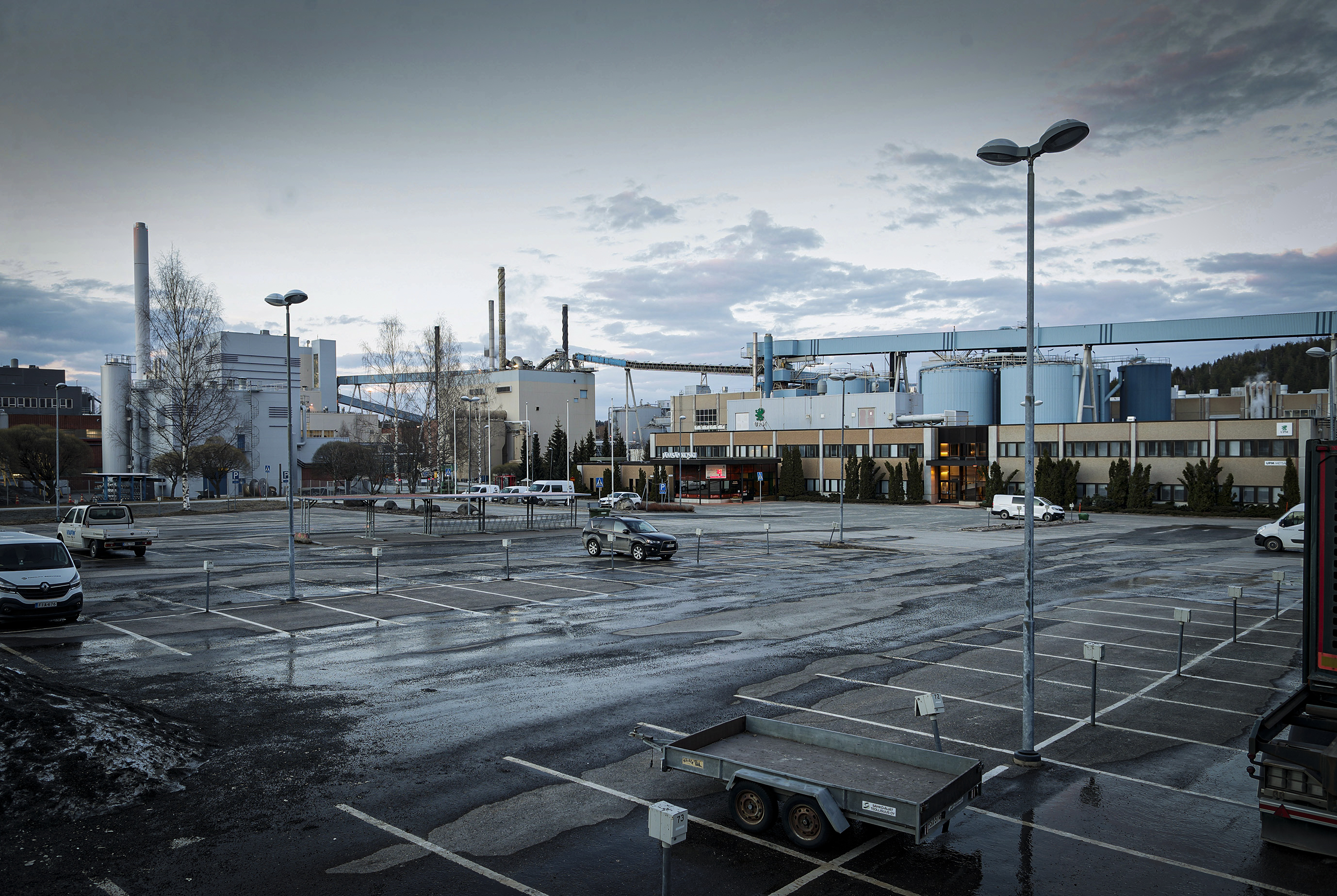 Työt alkavat lähes vuosikolmanneksen mittaisen tauon jälkeen UPM:n tehtailla. Jämsänkosken paperitehtaalla oli perjantai-iltana vielä hiljaista.