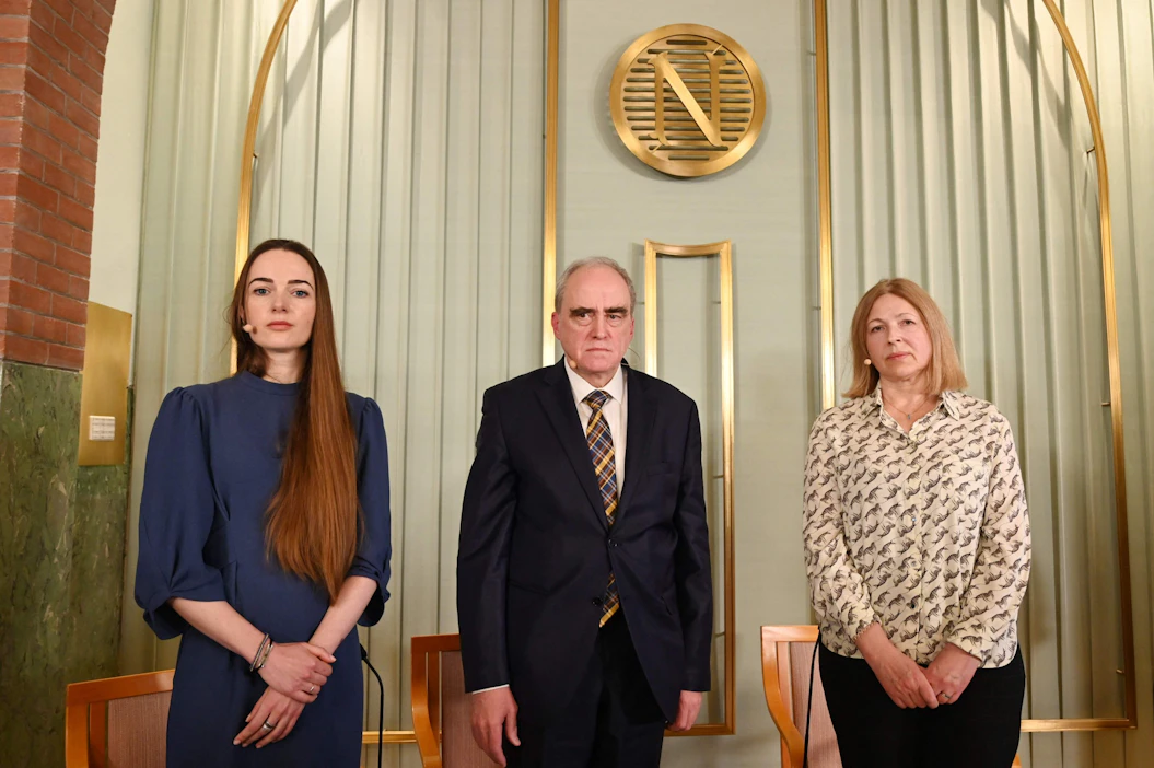 Rauhanpalkinnot jaetaan Oslossa lauantaina. Kuvassa ukrainalaisen Center for Civil Liberties -järjestön johtaja Oleksandra Matvijtshuk, venäläisen Memorial-ihmisoikeusjärjestön johtaja Jan Ratshinski ja valkovenäläisen ihmisoikeusaktivisti Ales Bjaljatskin vaimo Natallja Pintshuk. LEHTIKUVA/AFP.
