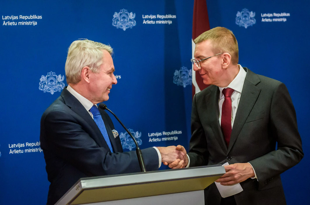 Ulkoministeri Pekka Haavisto tapasi keskiviikkona muun muassa Latvian ulkoministerin Edgars Rinkevicsin. LEHTIKUVA/AFP.