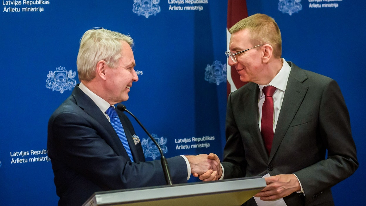 Ulkoministeri Pekka Haavisto tapasi keskiviikkona muun muassa Latvian ulkoministerin Edgars Rinkevicsin. LEHTIKUVA/AFP. 