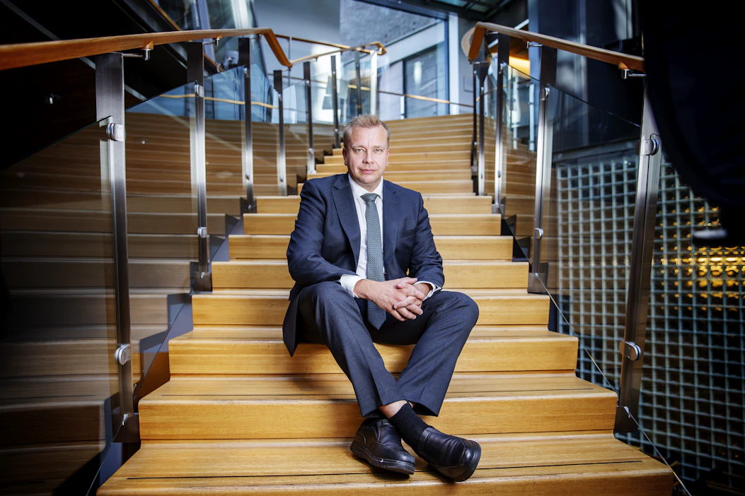 Antti Kaikkonen johtaa oppositiopuolue keskustaa.