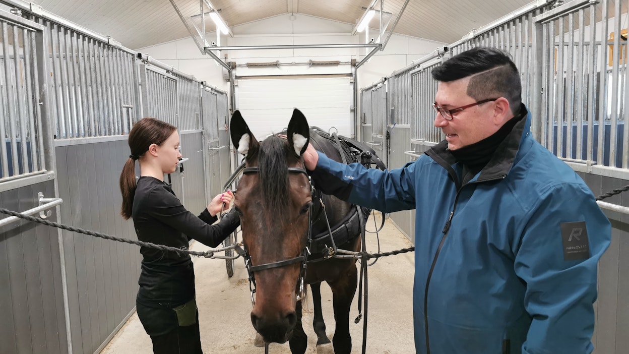 Anni Putkosesta on suuri apu Mika Lappalaisen kuuden hevosen valmennustallin pyörittämisessä. Anni valjastaa tallin uusinta tulokasta Heide K:ta.