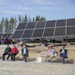 Uusi aurinkovoimala kiinnosti laajasti kuntalaisia Sulkavalla toukokuussa 2023. Kuvituskuva.