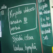 Moni suomalainen on äidinkielestään huolissaan. Tutkijoiden mukaan välitöntä huolta suomen kielen tulevaisuudesta ei ole. Kuvassa suomen kielen oppitunti. Kuvituskuva.