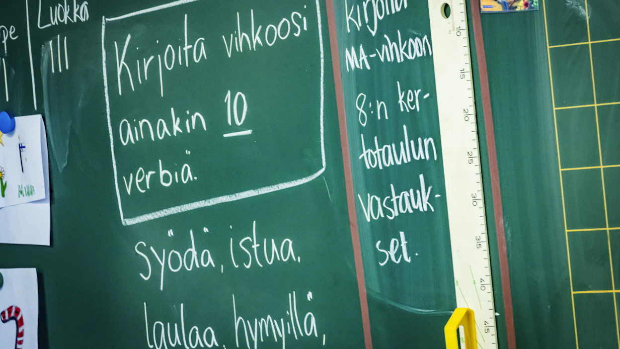 Moni suomalainen on äidinkielestään huolissaan. Tutkijoiden mukaan välitöntä huolta suomen kielen tulevaisuudesta ei ole. Kuvassa suomen kielen oppitunti. Kuvituskuva.