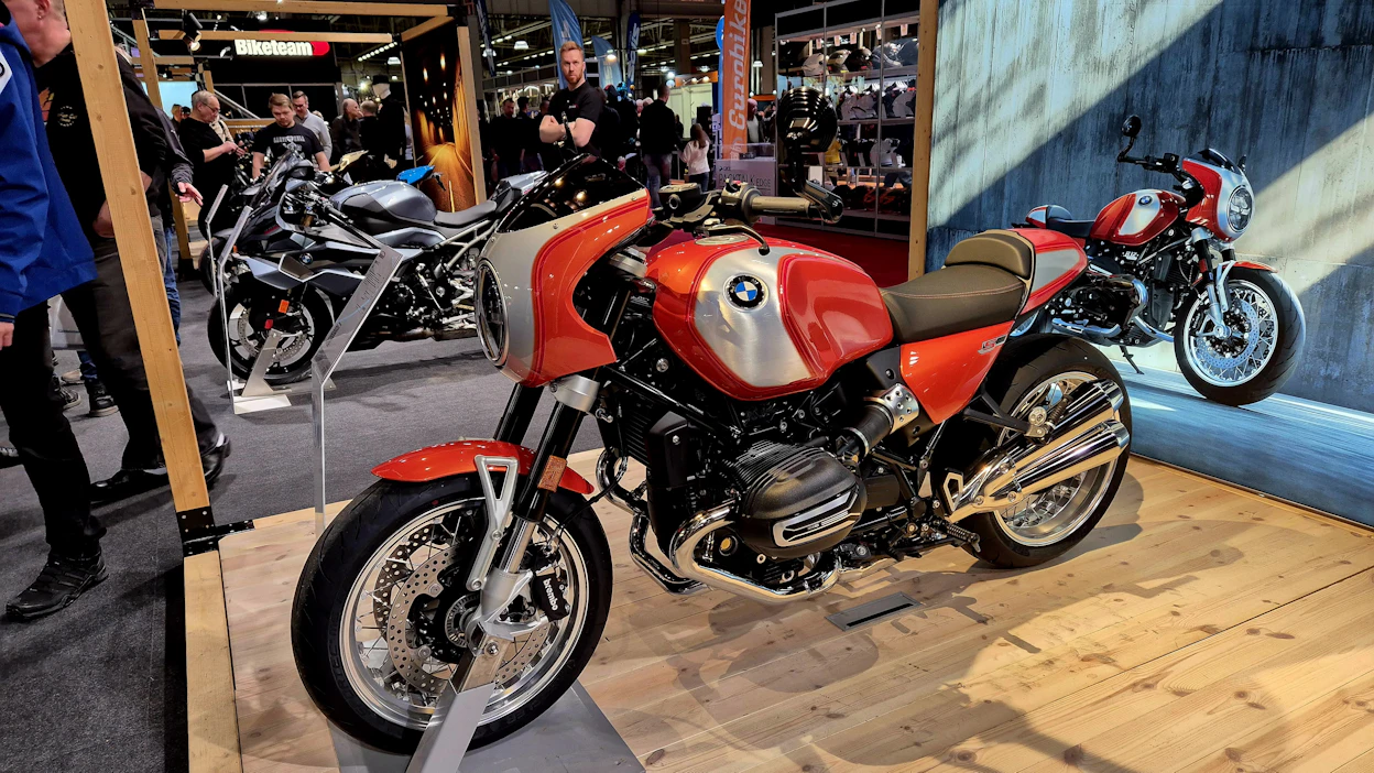 BMW yllättää uudella R 12 S -mallillaan, joka on yhdistelmä modernia teknologiaa ja retroa muotoilua.
