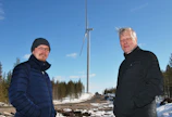  ”Tuulivoiman rakentaminen toisi Lapin yhteismetsille 20 miljoonan euron vuotuiset lisätulot, mikäli puoletkaan kaavailluista hankkeista toteutetaan”, sanovat Kemijärven yhteismetsän toiminnanjohtaja Juho Puikko (vas.) ja Suomen yhteismetsät ry:n asiamies Tapio Sinkkilä. Kuvassa näkyy osa lähiviikkoina valmistuvasta Nuolivaaran 17 voimalan tuulipuistosta.