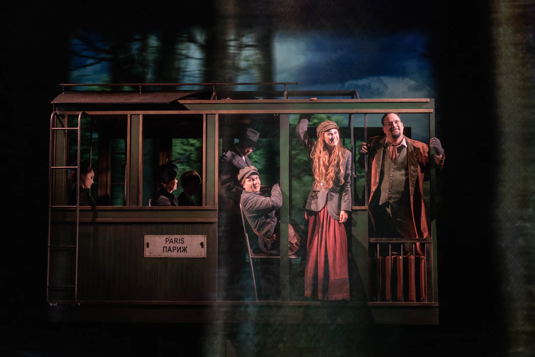 Tampereen teatterin suhteellisen pienelle päänäyttämölle loihdittiin muun muassa valtava junavaunu.