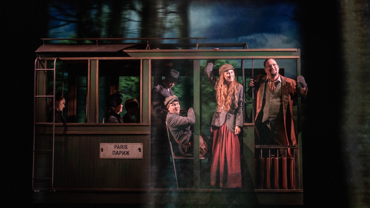 Tampereen teatterin suhteellisen pienelle päänäyttämölle loihdittiin muun muassa valtava junavaunu.