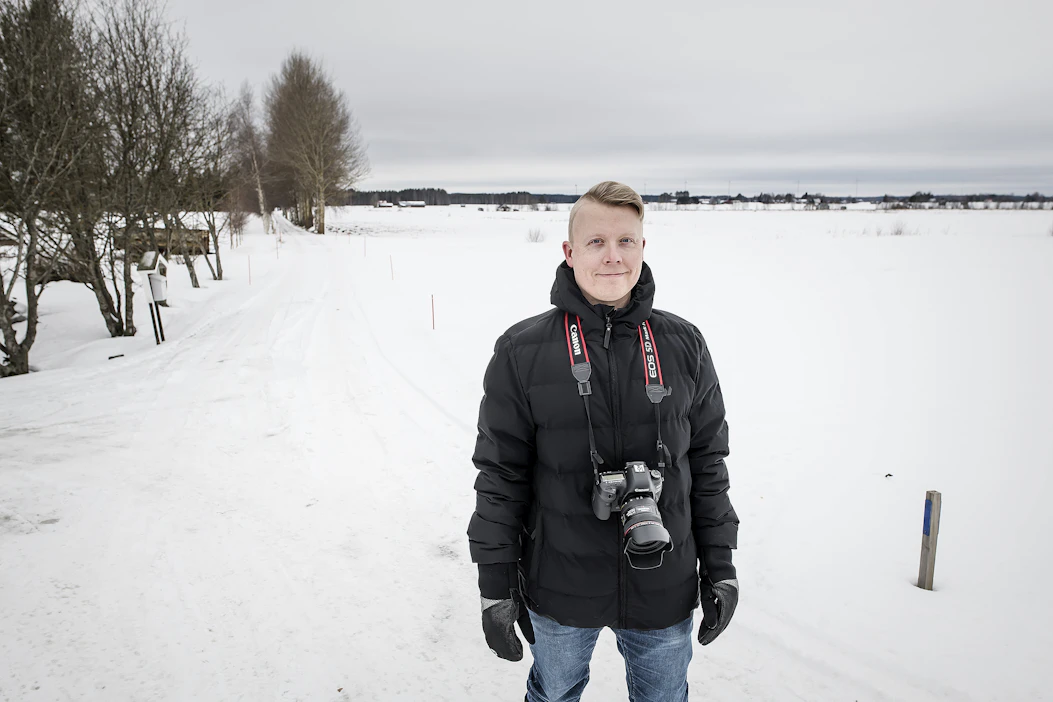 Jukka Risikko kuvasi viime vuoden kauneimmaksi valitun postimerkin maiseman. Hänet kuvattiin kotiseudullaan Lapualla MT:n haastatteluun maaliskuun alussa.
