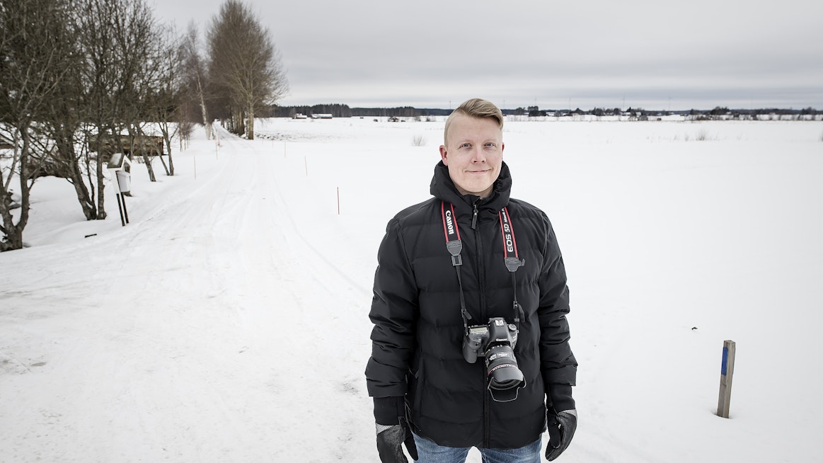 Jukka Risikko kuvasi viime vuoden kauneimmaksi valitun postimerkin maiseman. Hänet kuvattiin kotiseudullaan Lapualla MT:n haastatteluun maaliskuun alussa.