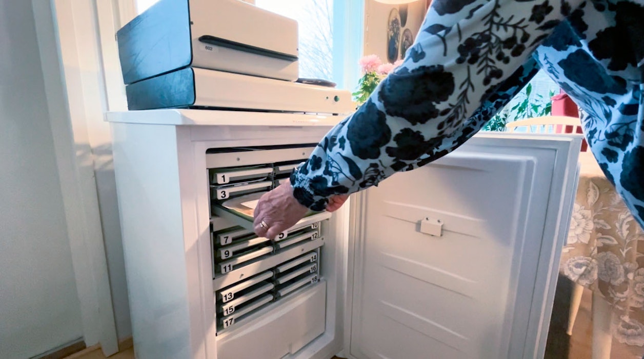 Saarijärvellä asuva Raili Ihalainen näyttää, kuinka Menumatti palvelee.