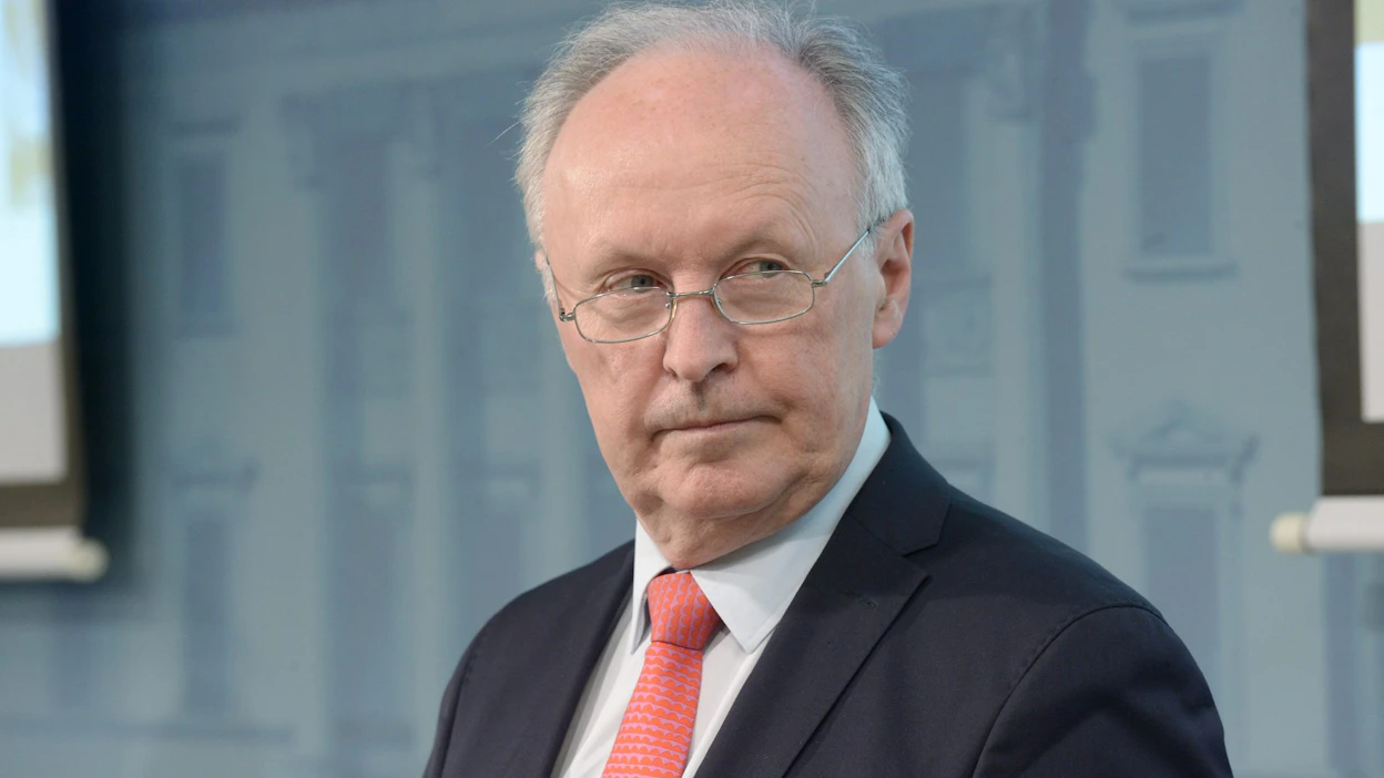 Perhe- ja peruspalveluministeri Aki Lindén (sd.) ei ole suoraan valmis poistamaan koronaa yleisvaarallisten tartuntatautien listalta. LEHTIKUVA / Mikko Stig.