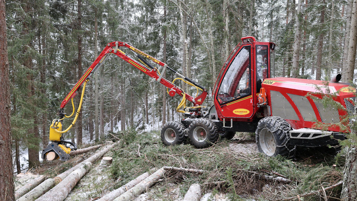 Kun harvesterin leveys on 170 senttiä, silloin todellakin puhutaan pienmetsäkoneesta. Ruotsalaisen Kranmanin 620S täyttää sen määritelmän, vieläpä täysverisenä harvesterina.