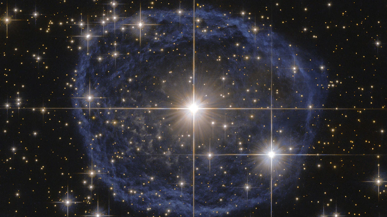 NASA:n vuonna 2016 ottaman kuvan keskellä loistaa Wolf-Rayet-tähti (WR 31a). Tähteä ympäröi erilaisista kaasuista muodostuva sumu eli Rolf Rayet -sumu, joka päättyy lopulta supernovaan eli tähdenräjähdykseen.