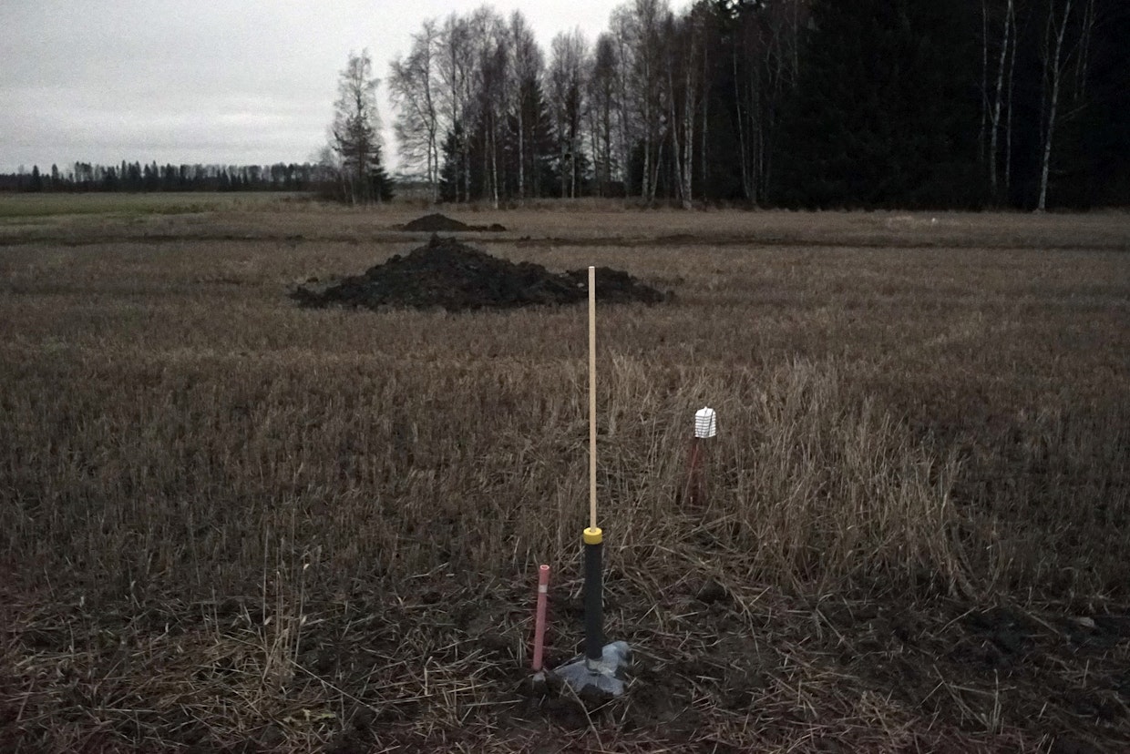 Perinteinen koholla varustettu pohjavesiputki on kätevä vedenpinnan tarkkailuun. Asennukseen tarvitaan käsikaira (halkaisija 60–70 mm). Metrin syvyisestä kaivannosta voi myös ottaa vesinäytteitä ja arvioida sen perusteella ravinnekulkeutumien riskiä.