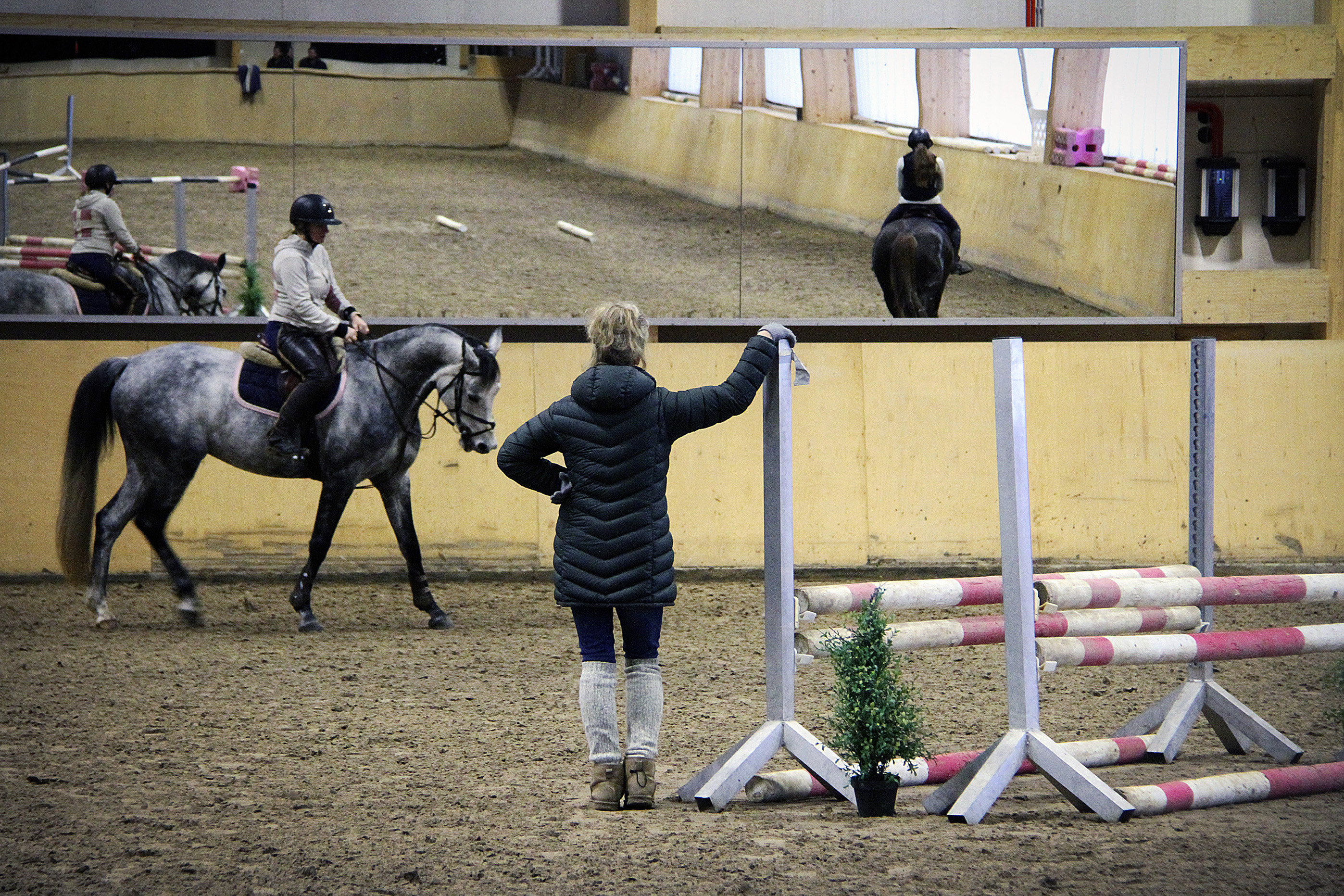 Piia Pantsun opissa Marika Rättö ja Chacoon's Girl.