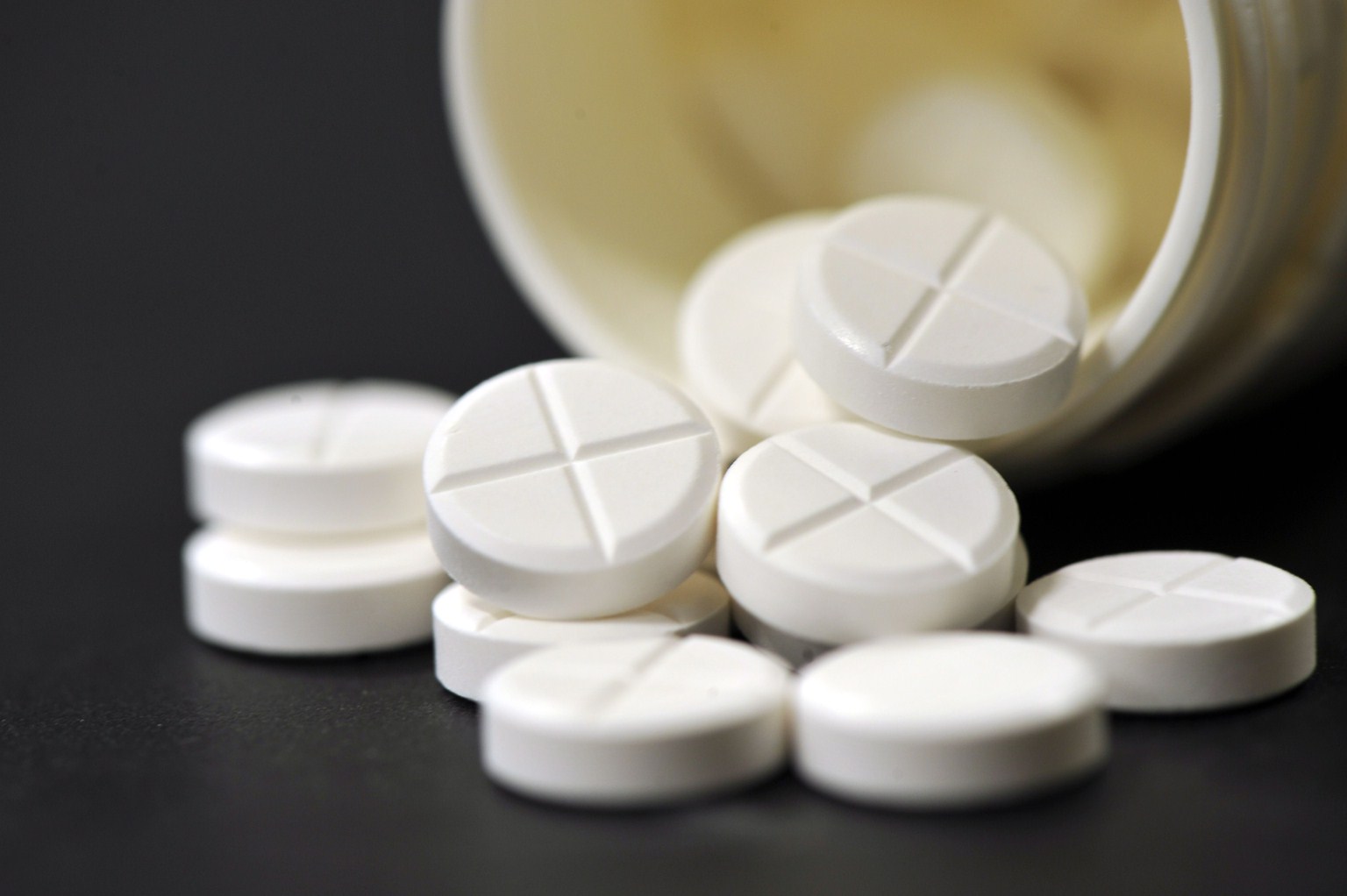 Suomessa lääkkeiden hinnat on säännelty valtioneuvoston asettamalla lääketaksalla. Vuoden 2022 huhtikuusta lähtien apteekit ovat silti voineet kilpailla itsehoitolääkkeiden hinnoilla tietyn enimmäis- ja lattiahinnan välillä.