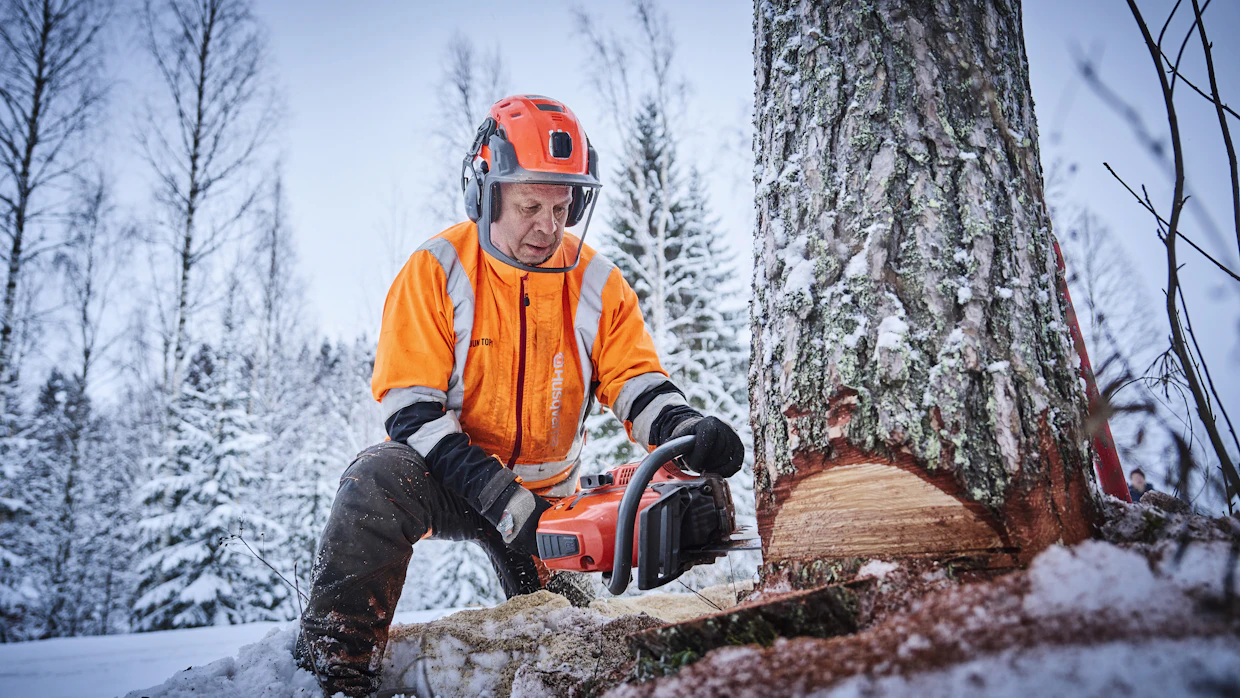 Jokainen video on jollain tavalla rakas Jouni Topille, mutta eniten ylpeä hän on Metsolan Metsäkoulu-sarjan yli 350 opetusvideosta, joihin on koottu kaikki se, mitä Toppi on metsätöistä oppinut.