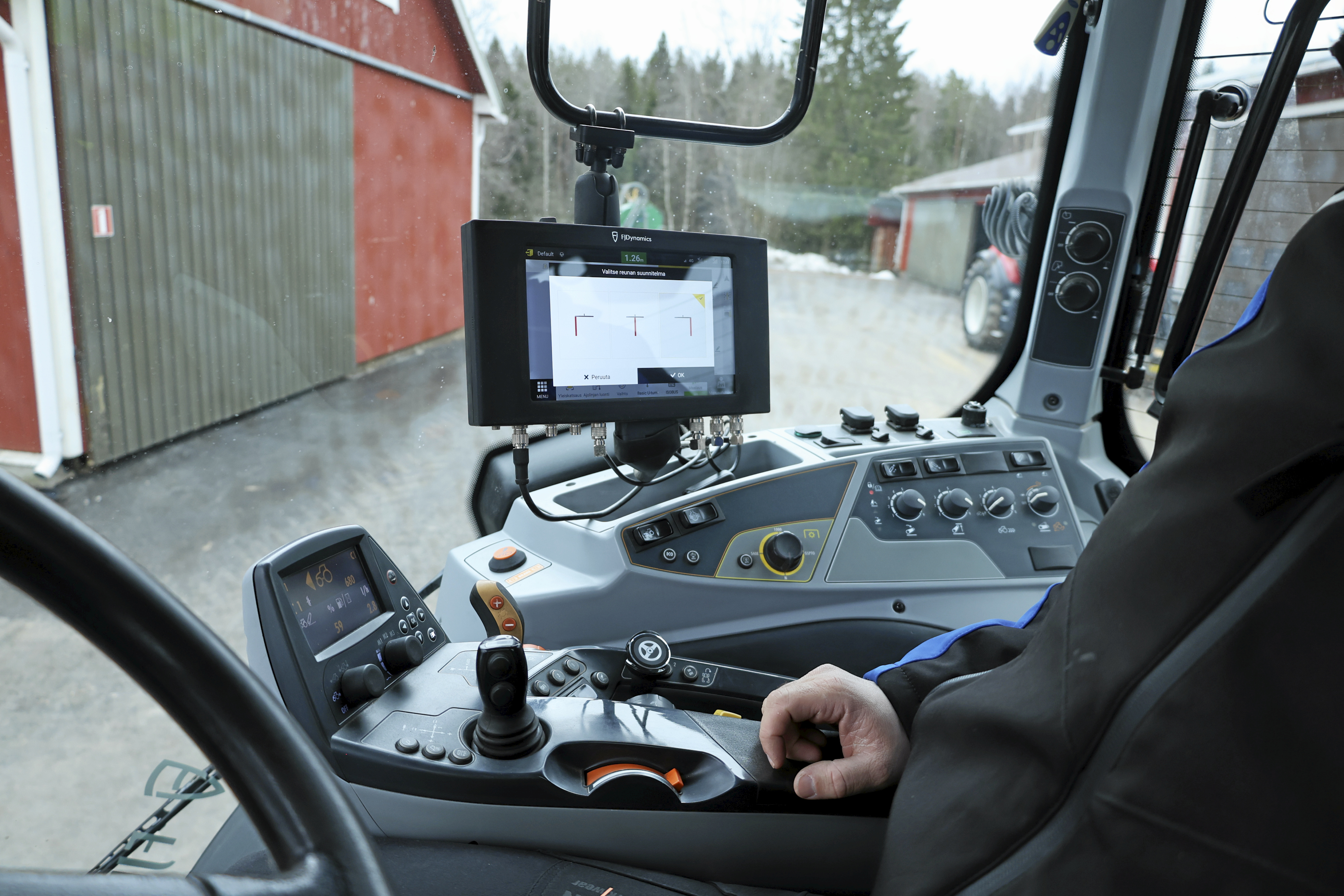 Kaikki FJ Dynamicsin automaattiohjausjärjestelmät ovat Isobus-yhteensopivia. Uuden päivityksen myötä Valtran 2-sarjalaisten järjestelmiin on saatu lisää ominaisuuksia. Järjestelmä pystyy lukemaan välijohdon kautta tietoja traktorin OBD-portista, jolloin näyttöön saadaan traktorin tiedot, jotka eivät vielä näy Valtran 2-sarjan kyynärnojassa.