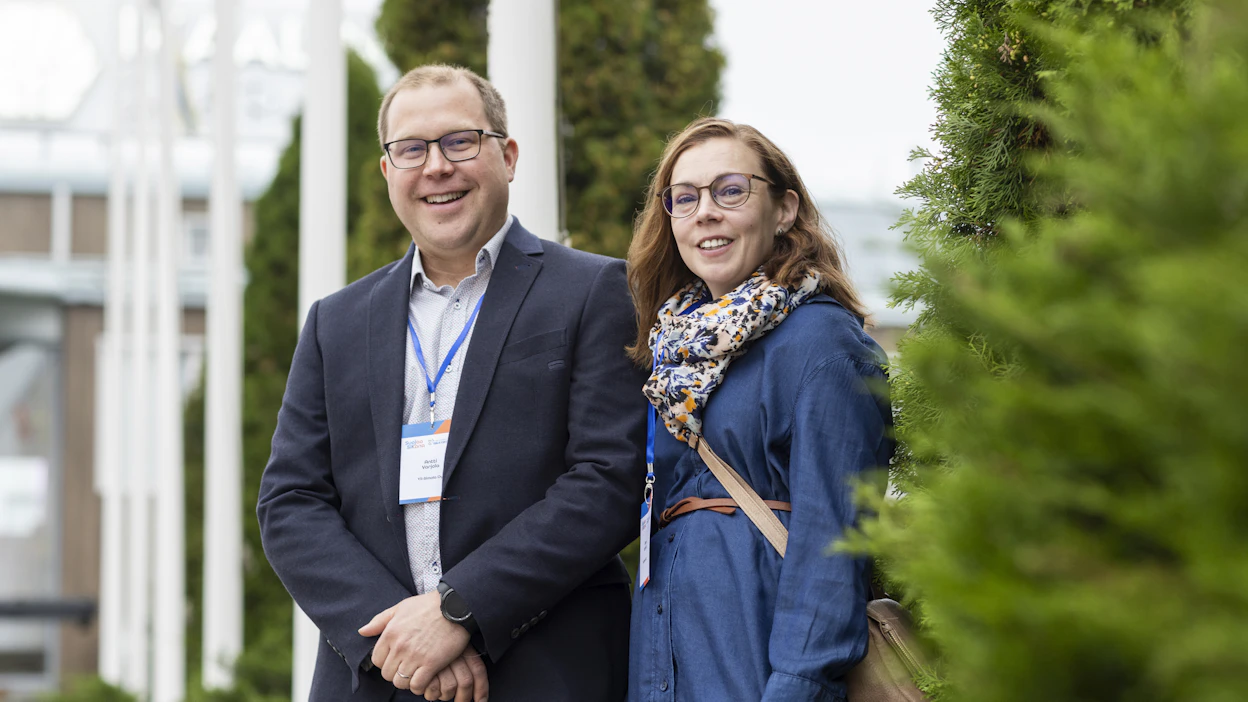 Anne ja Antti Varjola pitävät Yli-Simolan porsastuotantosikalaa Lapinjärvellä.