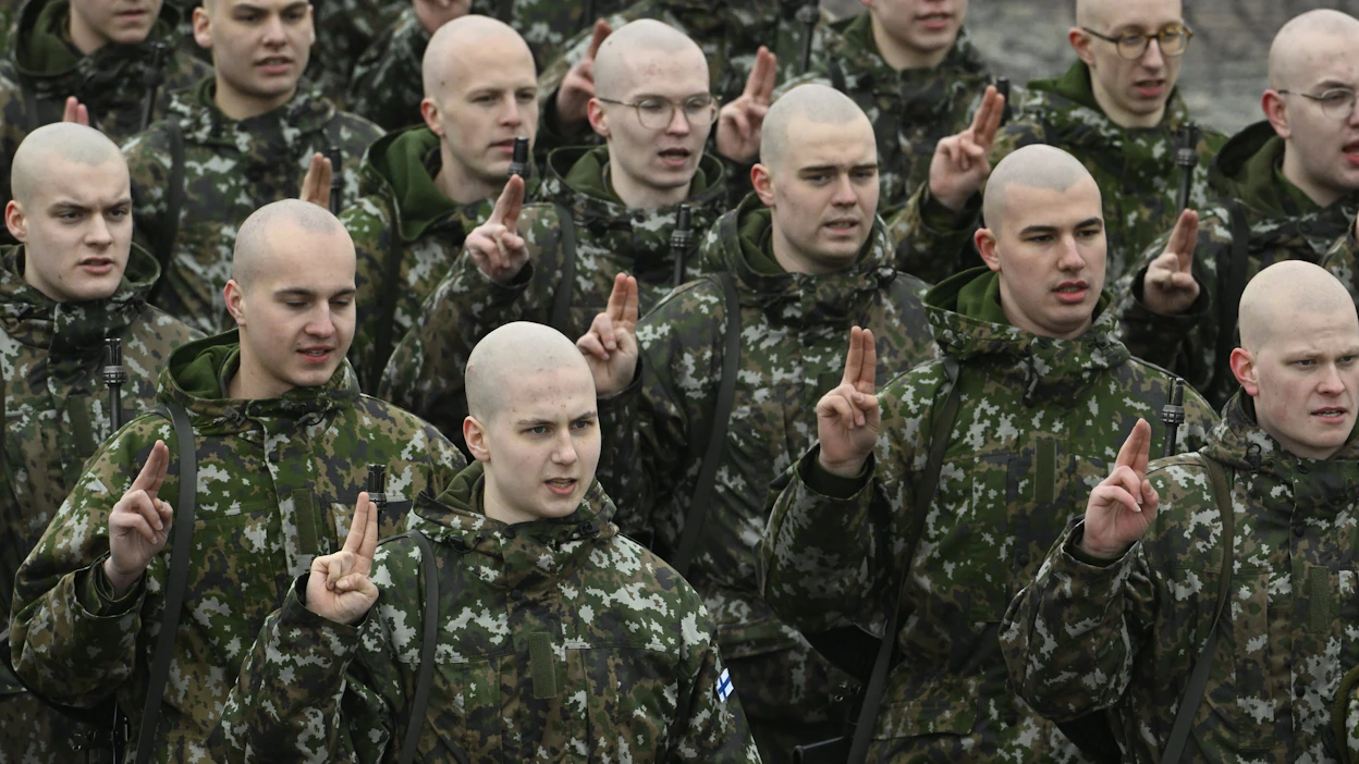 Puolustusvoimista kerrotaan, että jatkossa sotilasta ei voisi käskeä ajamaan siilitukkaa tai kaljua. LEHTIKUVA / Heikki Saukkomaa.