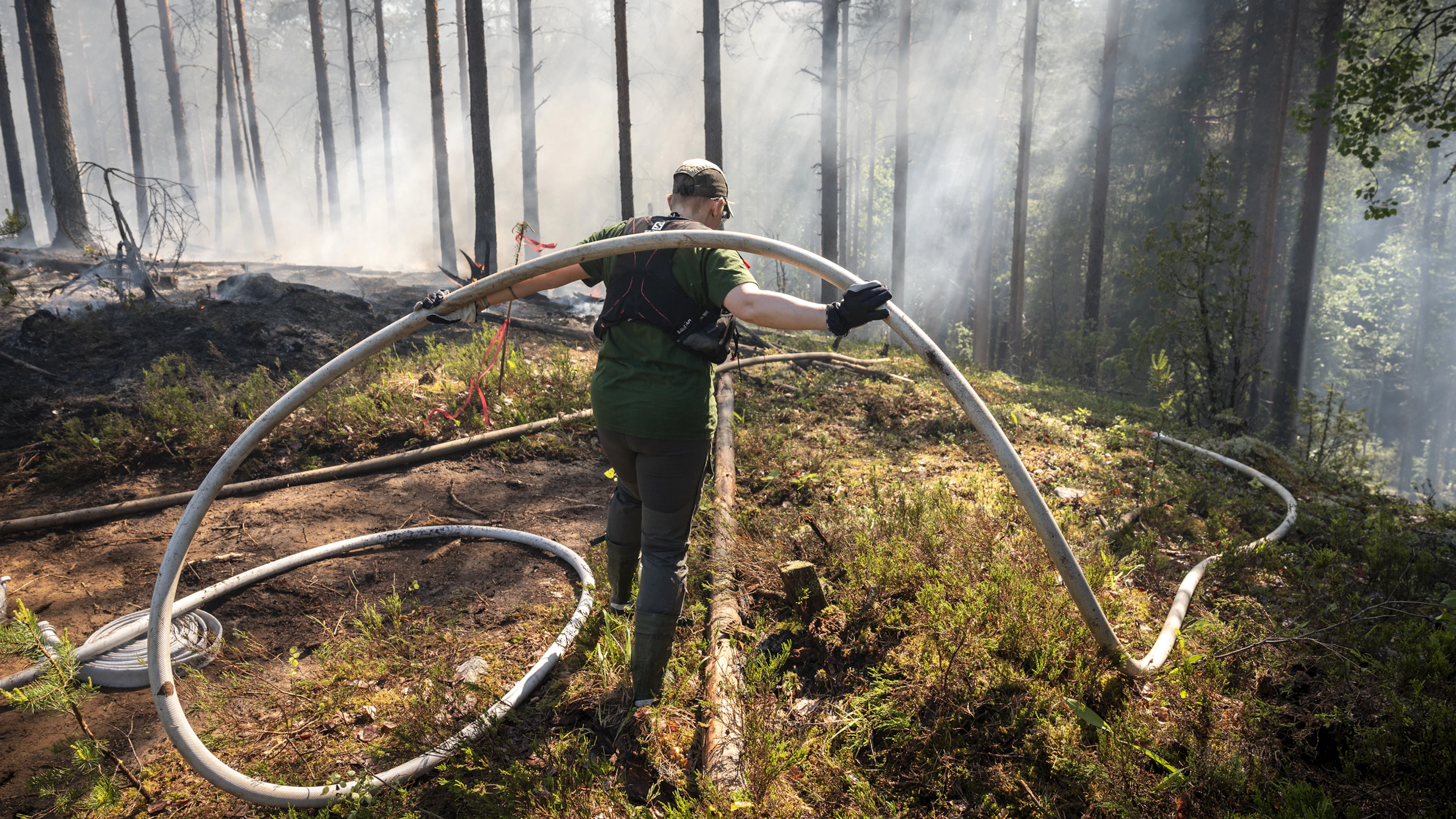 Ennallistamispoltto on raskasta työtä. Johanna Viitanen korjasi letkun paikkaa pois tulen tieltä.