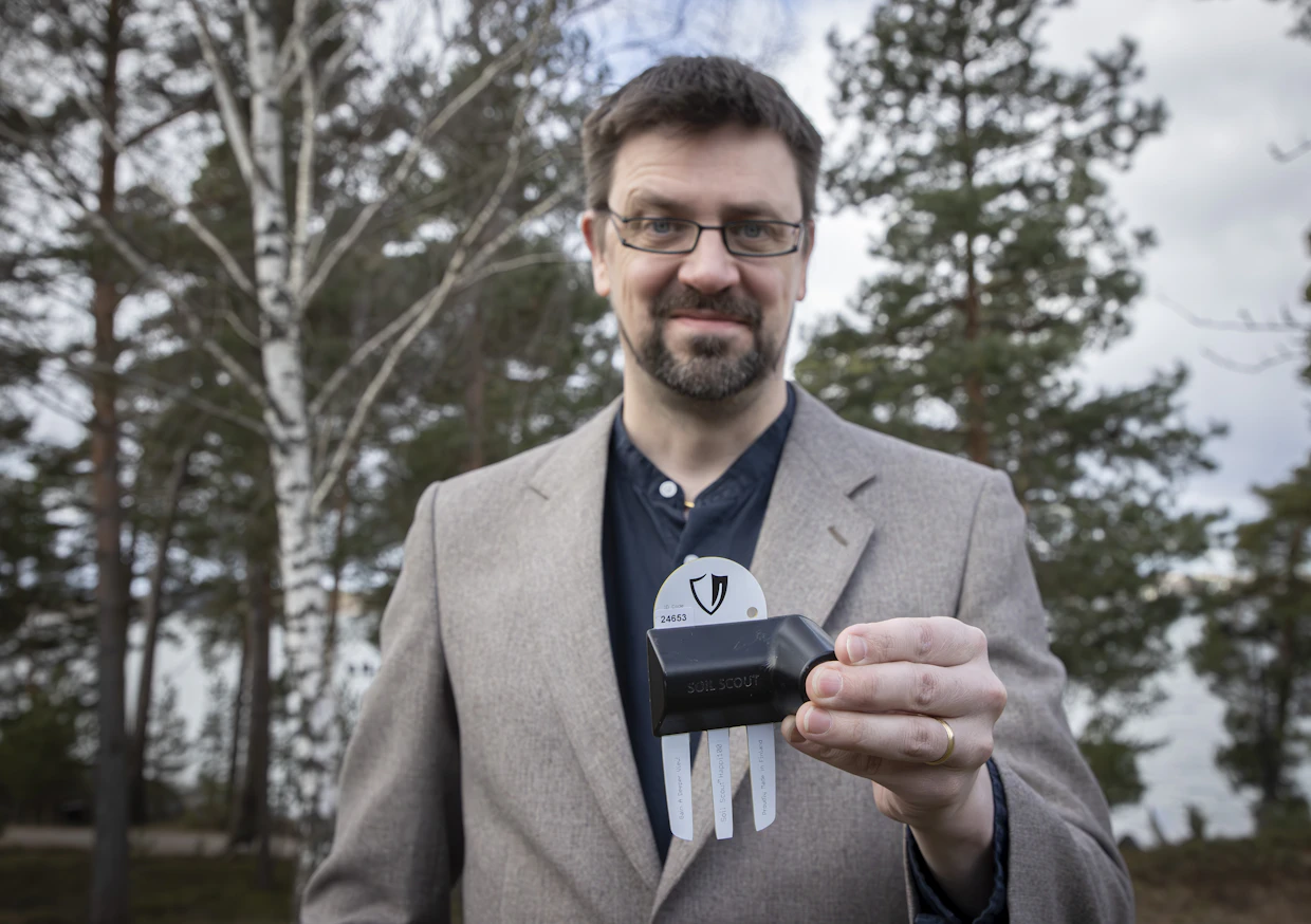 Aina mukana. Johannes Tiusanen esitteli antureita kokoustauolla MTK:n valtuuskunnassa, missä hän edusti MTK-Satakuntaa.