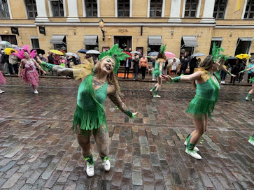Sade ei varsinaisesti haitannut sambakulkueen ilottelua Helsingissä lauantaina.