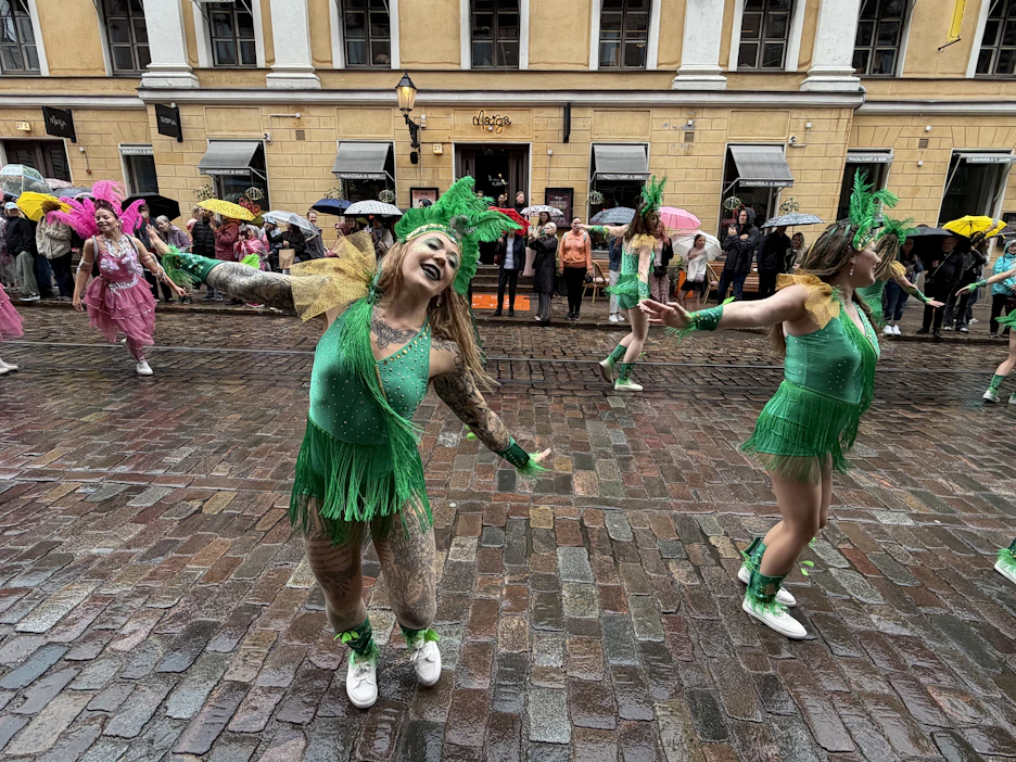 Sade ei varsinaisesti haitannut sambakulkueen ilottelua Helsingissä lauantaina.