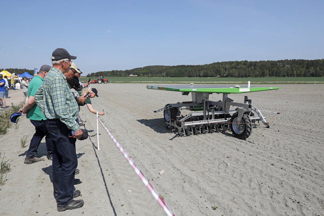 FarmDroid-peltorobottia pääsi tänään näkemään haraushommissa Paimiossa Sokerijuurikkaan tutkimuskeskuksella.
