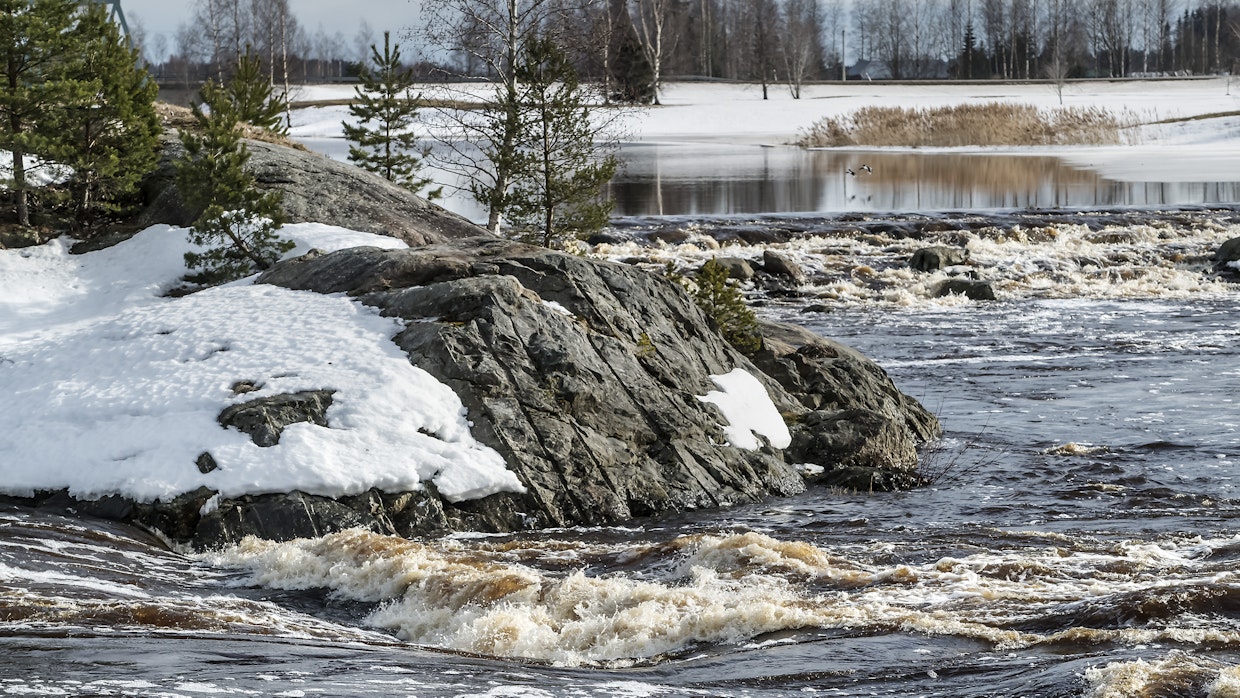 Lumet sulavat etelässä juuri nyt vauhdilla, mutta esimerkiksi Lapissa jokien virtaamat ovat yhä talvisen pienissä lukemissa.