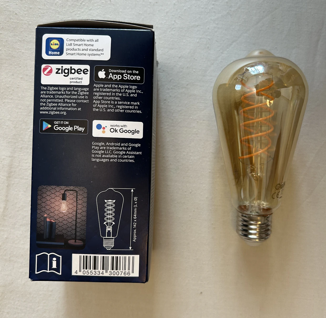Ehkä helpoin tapa lisätä älyä valaistukseen on käyttää E27-kantaisia älylamppuja. Ne voi ruuvata suoraan tavallisten lamppujen tilalle. Kuvan zigbee-lamppu toimii useissa eri kotiautomaatiojärjestelmissä.