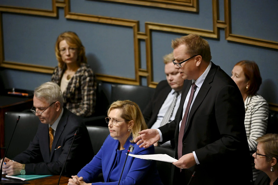 Puolustusministeri Antti Kaikkonen eduskunnan täysistunnossa, jossa käytiin ajankohtaiskeskustelu ulko- ja turvallisuuspoliittisesta tilanteesta. LEHTIKUVA / MARKKU ULANDER.