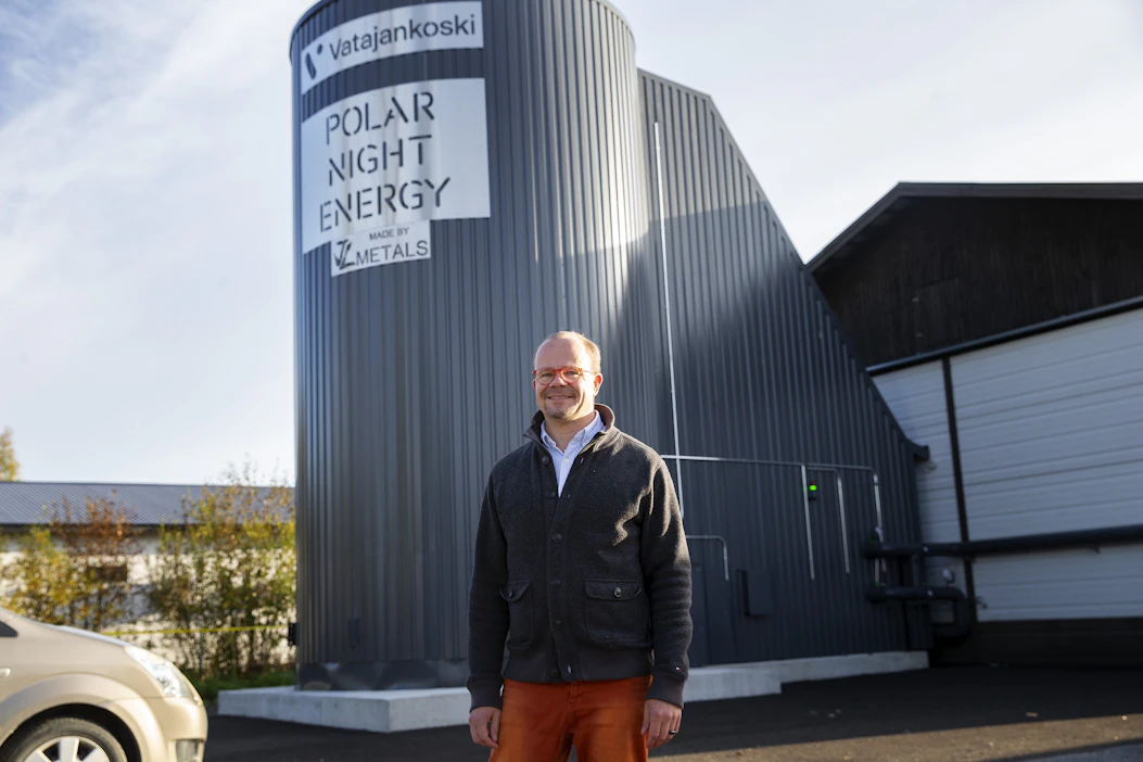 Energiayhtiö Vatajankosken kehityksestä vastaava Akseli Reho odottaa mielenkiinnolla syksyn kylmiä, jotta koelaitoksen teho ja toimivuus saadaan selville.