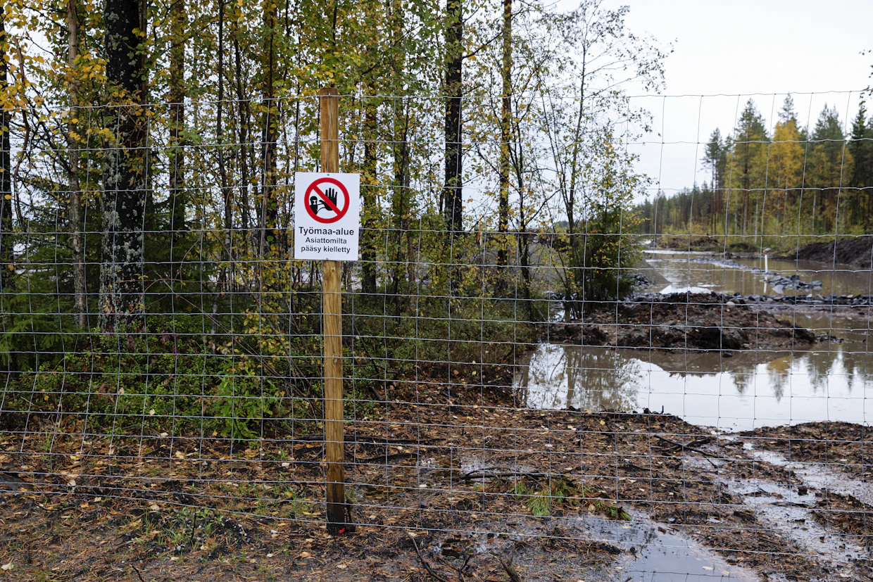 Datakeskuksen työmaa-alue on suljettu aidalla.