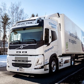 Volvon ensimmäinen raskas sähkökuorma-auto kuljettaa elintarvikkeita Etelä-Suomessa kahdessa vuorossa.
