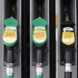 Polttoaineiden pumppuhinnat ovat laskeneet kesän huipusta osin lyhytnäköisin keinoin.